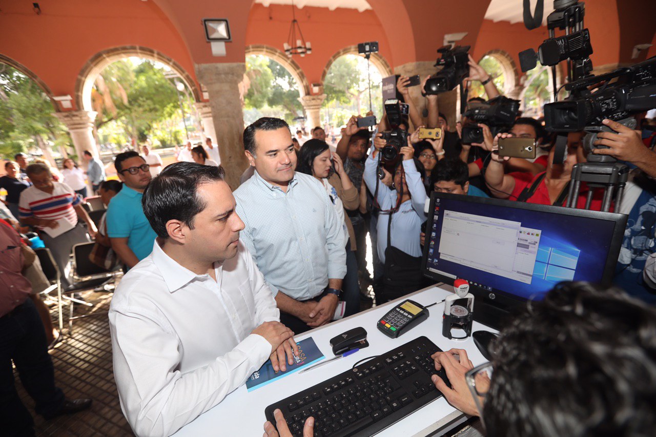 Mauricio Vila cumple con el pago del predial