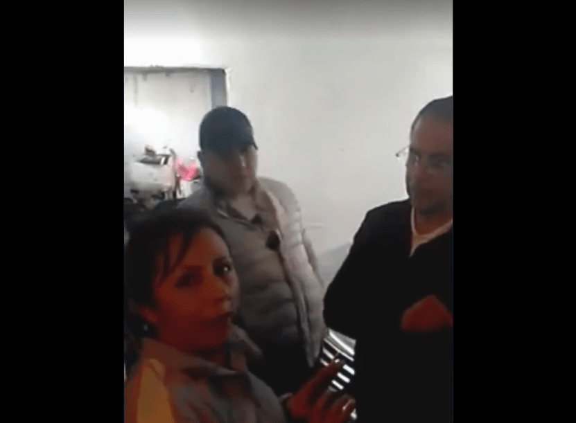 Alcalde visita con ministeriales a una señora por comentario en Facebook