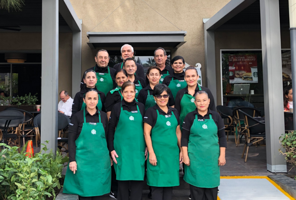 Starbucks inaugura segunda tienda operada por adultos mayores