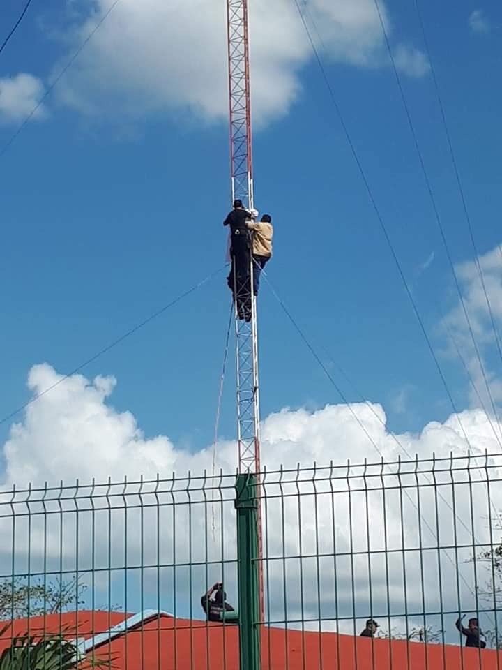 Médico del IMSS escala antena para suicidarse