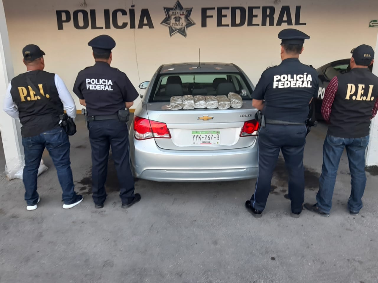 Detienen en la vía a Cancún a narcos con 6 kilos de marihuana