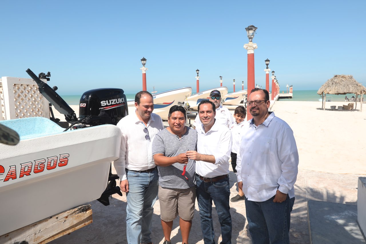 Mauricio Vila entrega apoyos por $40 millones a pescadores