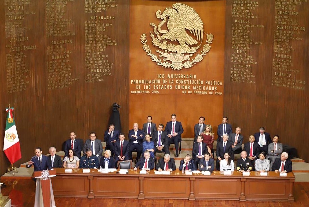 Mauricio Vila asiste a ceremonia por aniversario de la Constitución