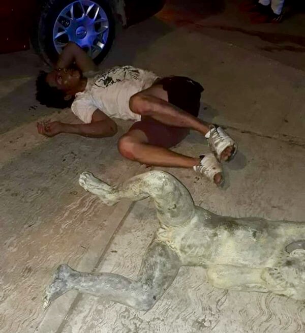 Tabasqueño intenta robar una estatua y le cae encima