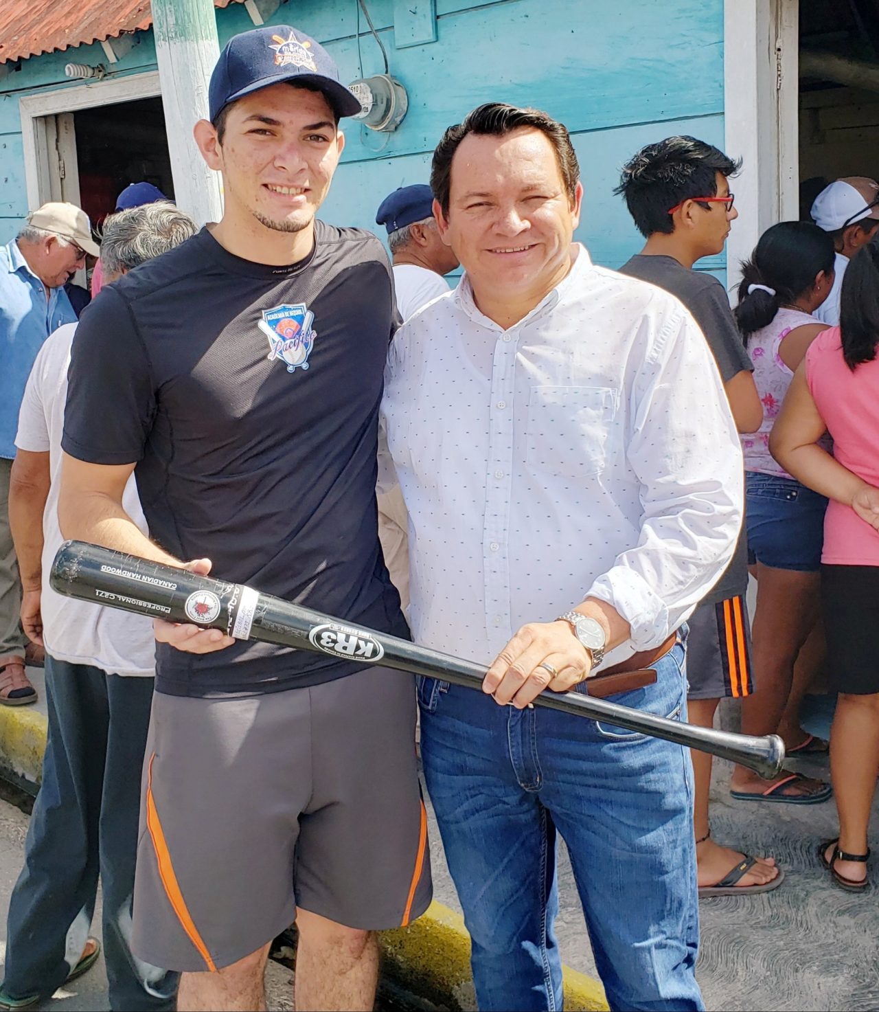 Delegaciones acéfalas y «Huacho» Díaz entregando bates de béisbol