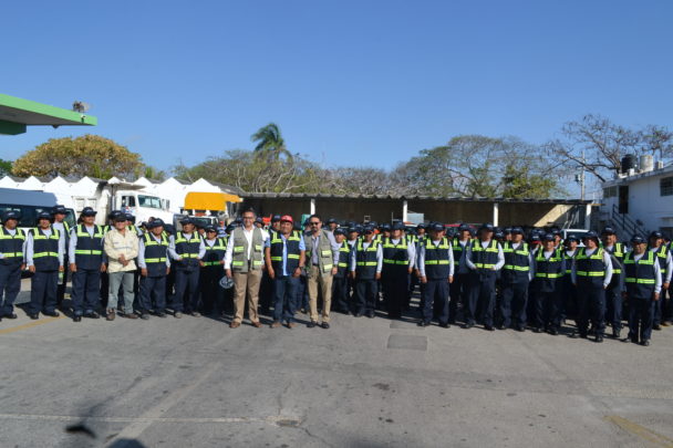 Entregan uniformes y equipamiento nuevo a personal del Incay