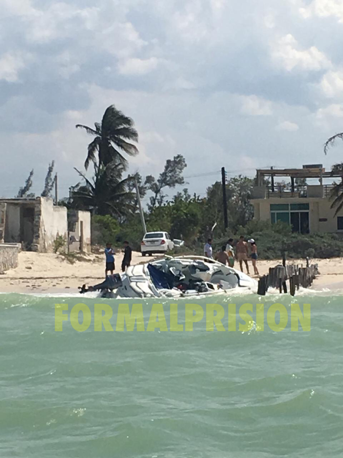 Ola gigante hunde yate en la costa yucateca