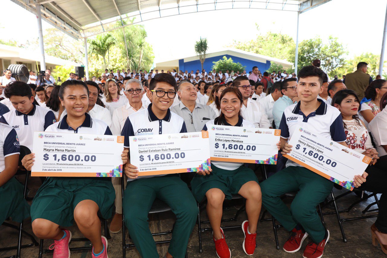 Mauricio Vila entrega becas a estudiantes de  preparatoria