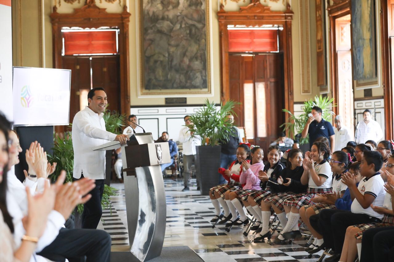 Mauricio Vila impulsa programa para dotar de lentes a estudiantes yucatecos