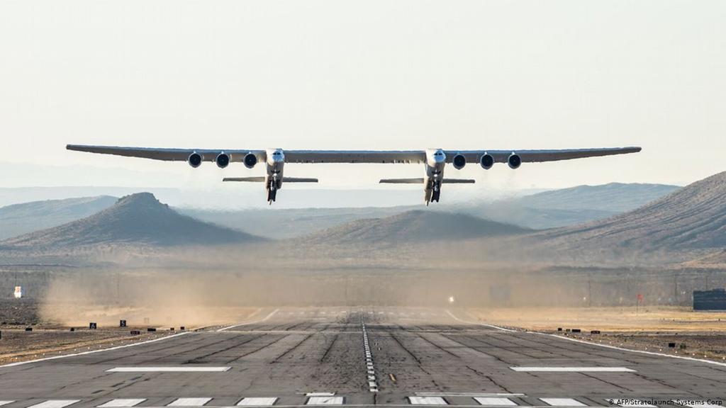 El avión más grande del mundo completa con éxito su primer vuelo