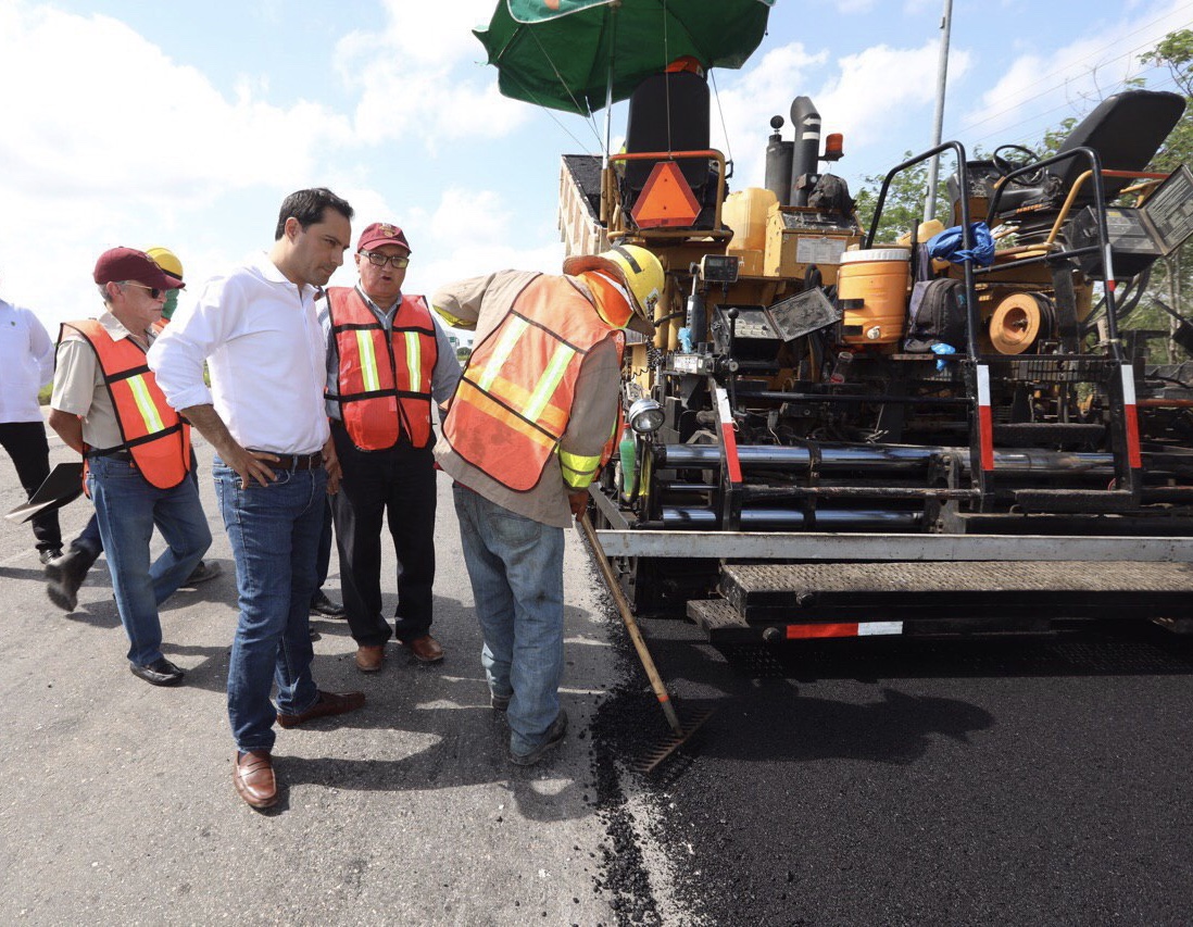 Mauricio Vila supervisó trabajos de conservación de la carretera Mérida-Progreso