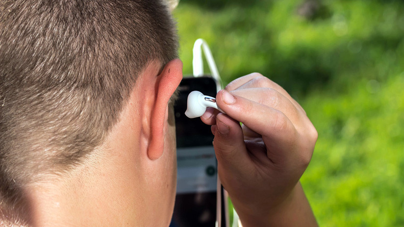 Se traga audífonos mientras dormía y sigue escuchando música…en la barriga