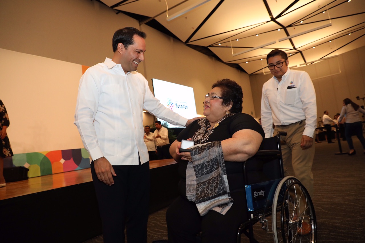 Mauricio Vila entrega medallas y estímulos económicos a maestros