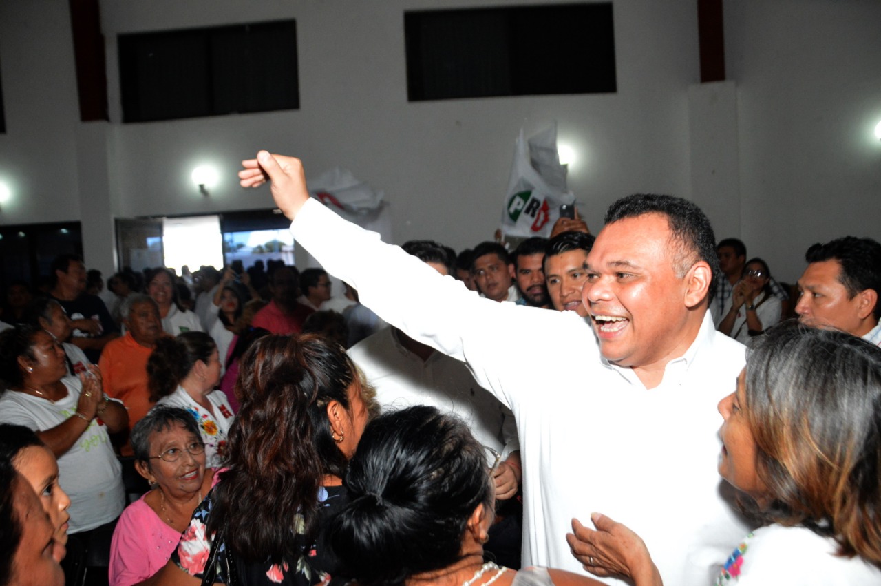 Rolando Zapata  asiste a toma de protesta de la nueva directiva de PRI
