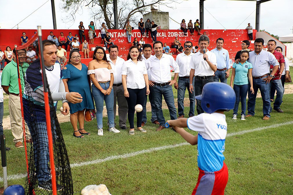 En el Día del Padre, Mauricio Vila visita la Academia de Iniciación Deportiva de Conkal