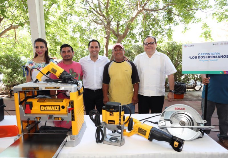 Mauricio Vila entrega maquinara y equipos a pequeños negocios