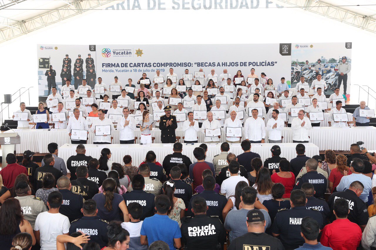 Mauricio Vila inicia la entrega de becas universitarias para hijos de policías