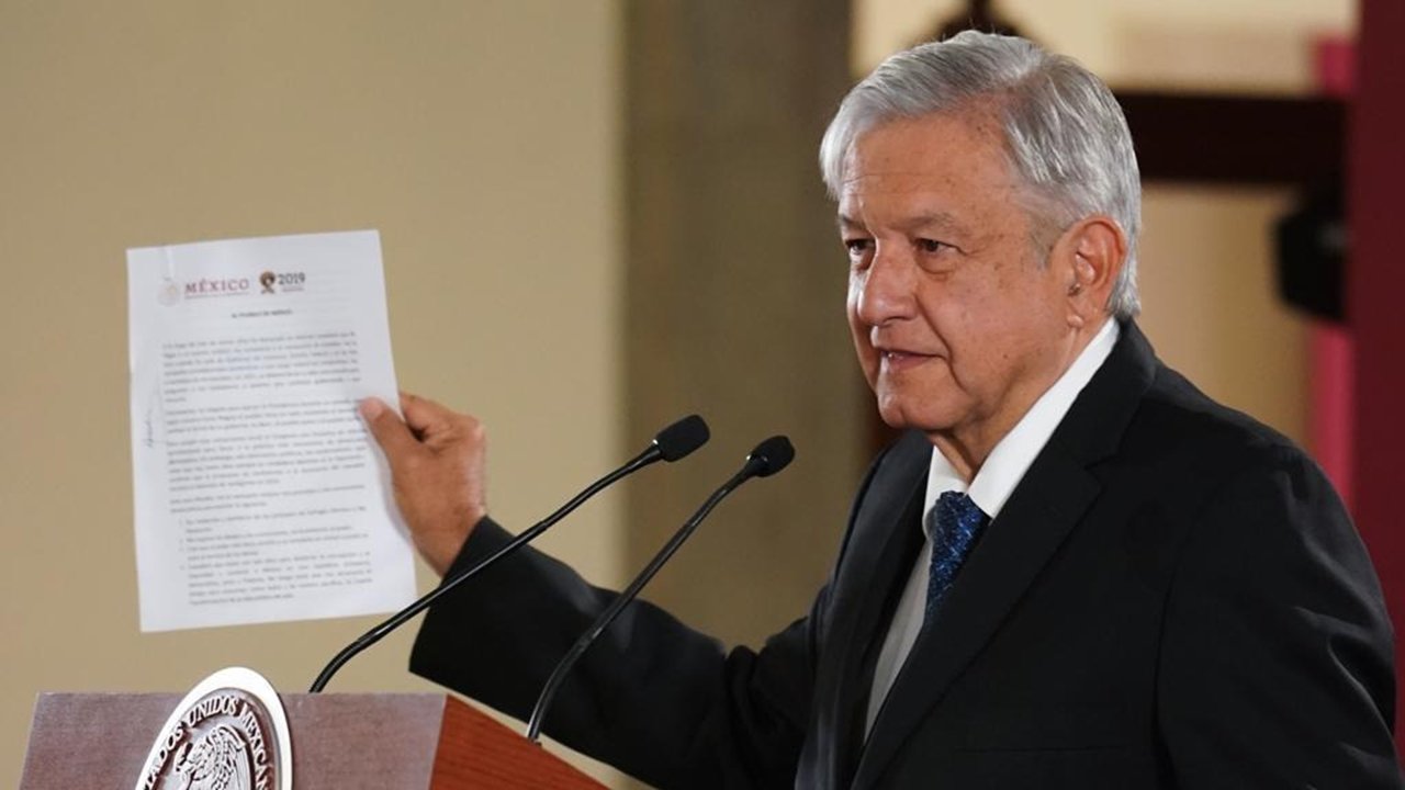 Presidencia no encuentra documento de no reelección que firmó AMLO