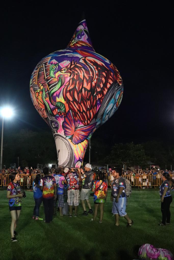 Colores, luces y diseños dan singular espectáculo de globos monumentales en Tahmek