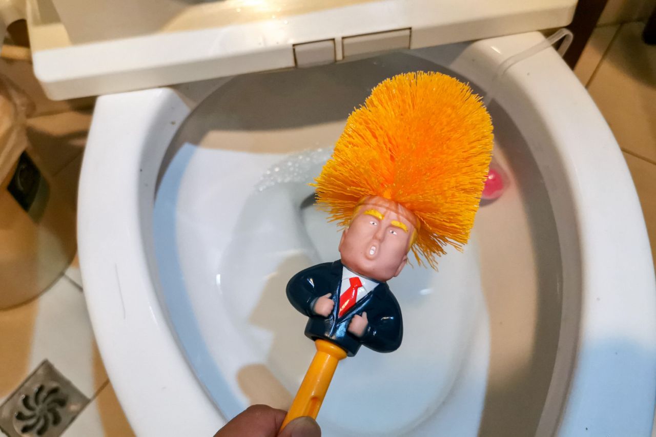 En China limpian baños con un cepillo con la cara de Trump