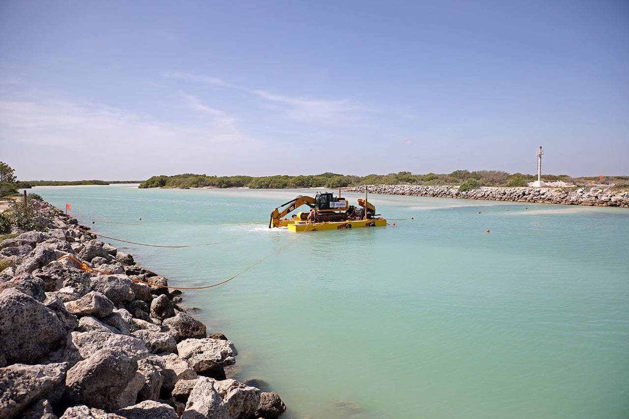 Gobierno de Vila continúa promoviendo acciones para recuperar la costa yucateca