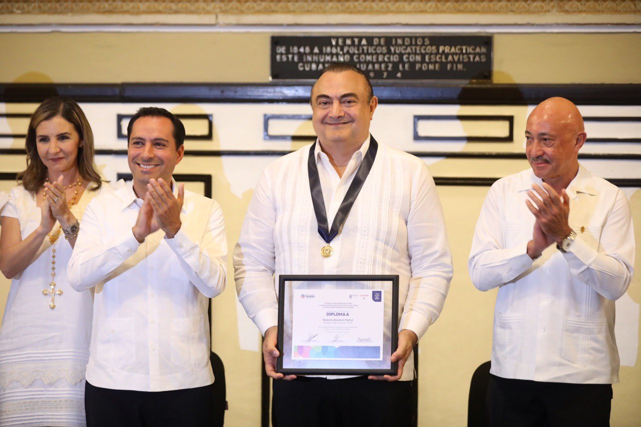 Mauricio Vila entrega la medalla Eligio Ancona a Roberto Abraham Mafud