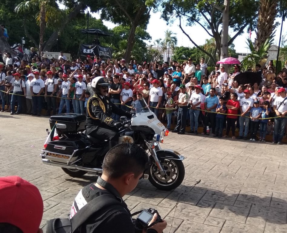 En motocicleta, Saiden desfila por calles de Mérida