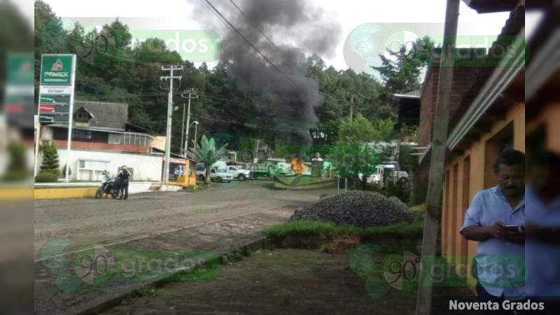 Otro “culiacanazo”: comando libera criminal incendiando vehículos en Michoacán