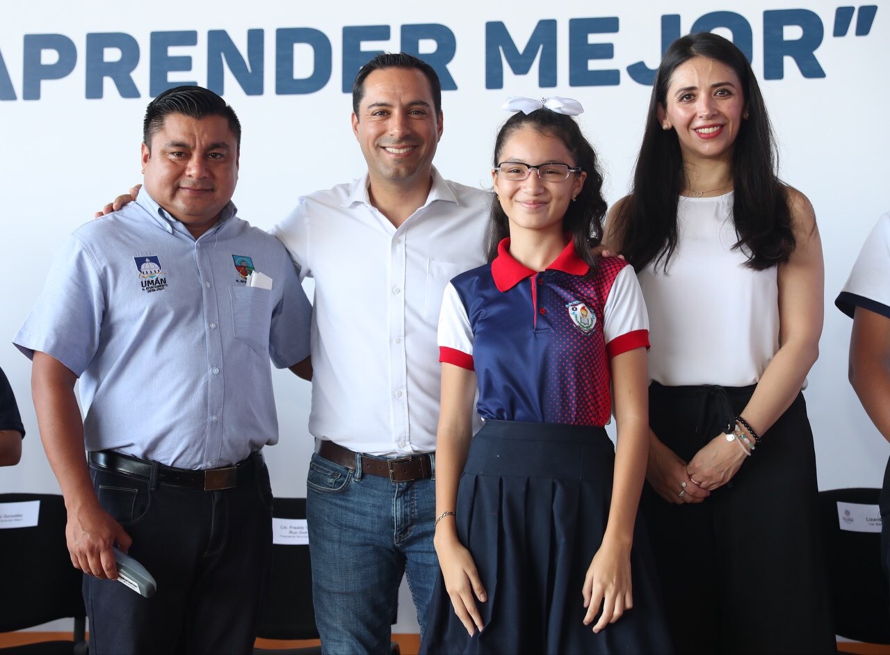 Mauricio Vila entrega lentes de la Fundación “Ver bien para aprender mejor”