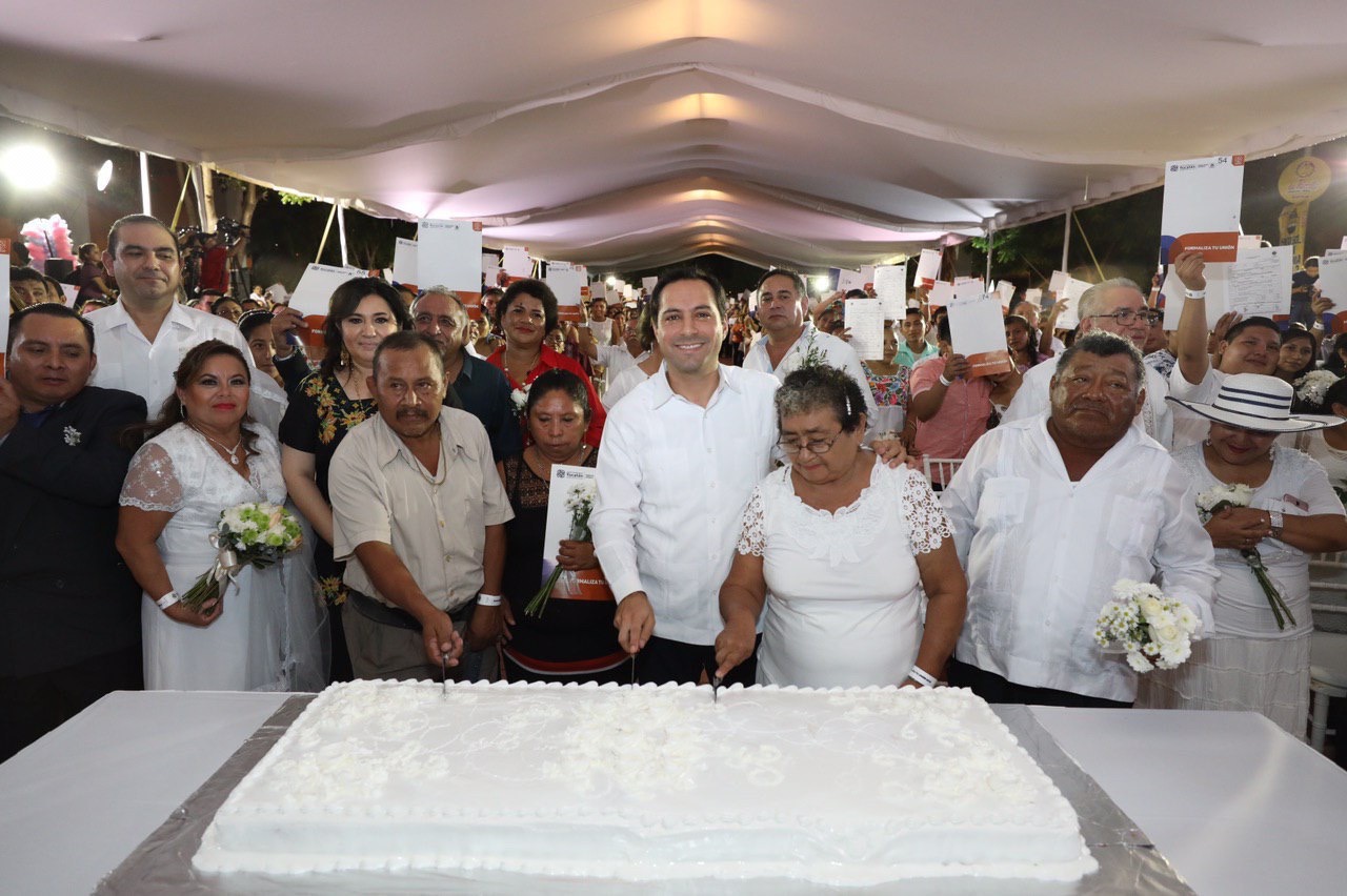 Mauricio Vila atestigua  boda colectiva en la feria de Xmatkuil