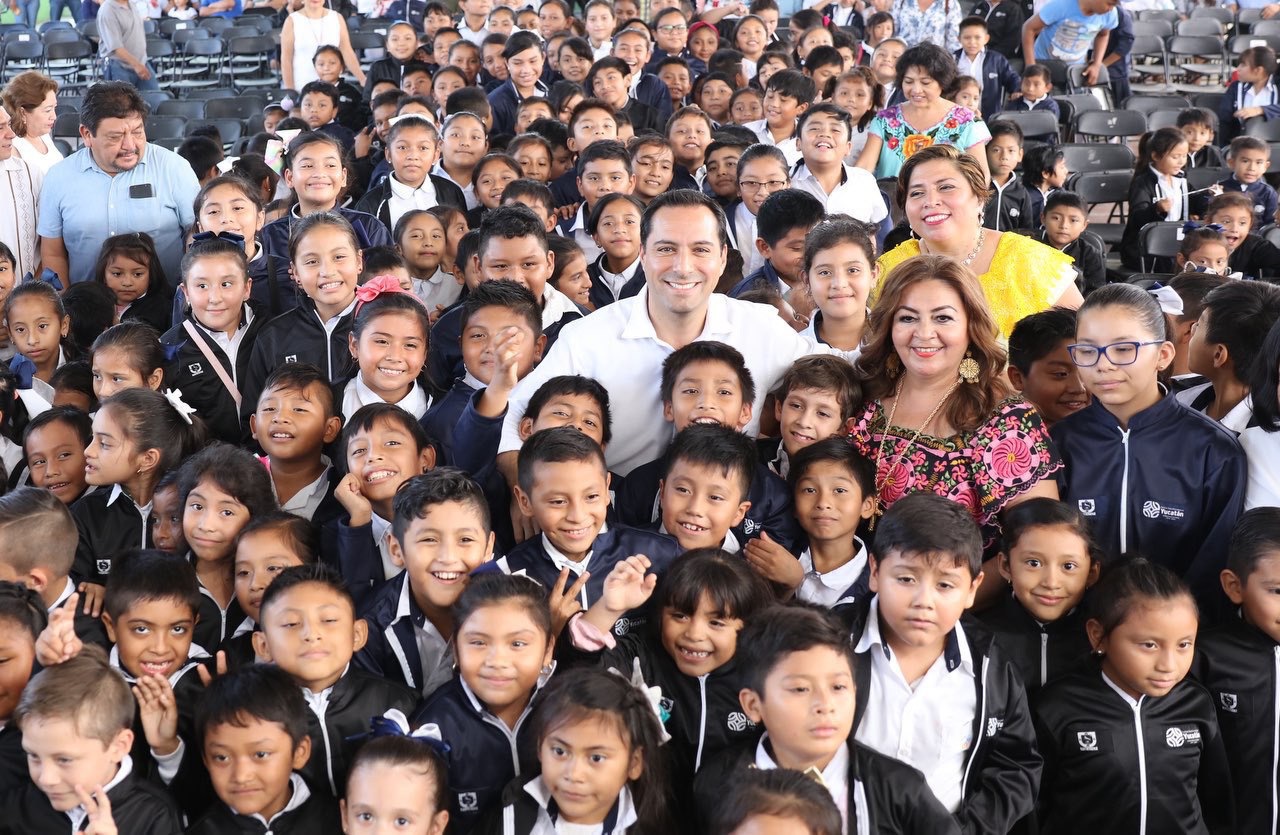 Mauricio Vila entrega chamarras para proteger a los niños del frío