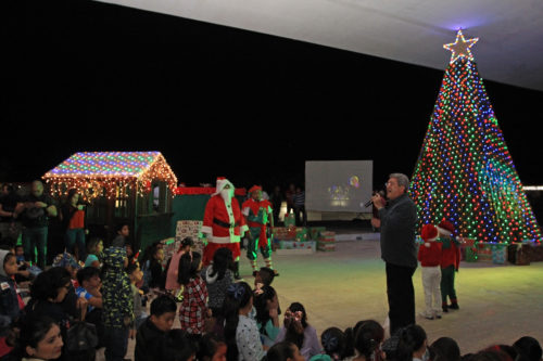 Se enciende el árbol navideño en la Fiscalía