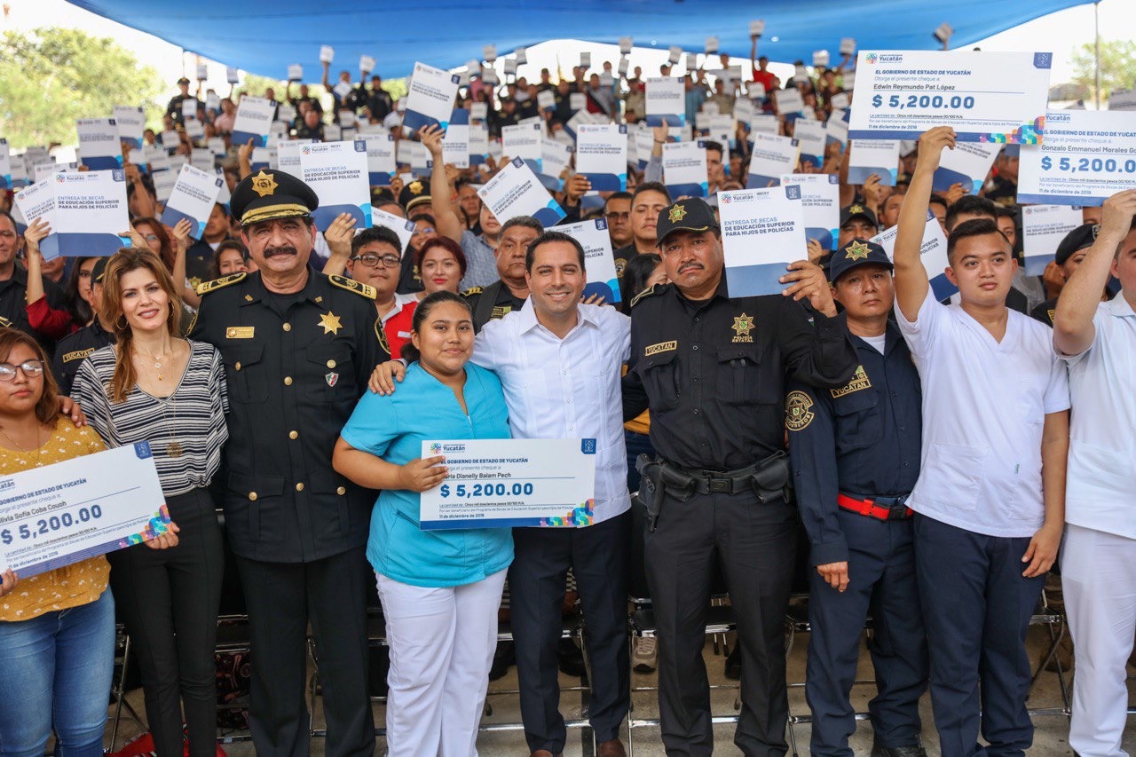 Entrega Mauricio Vila becas económicas a hijos de policías