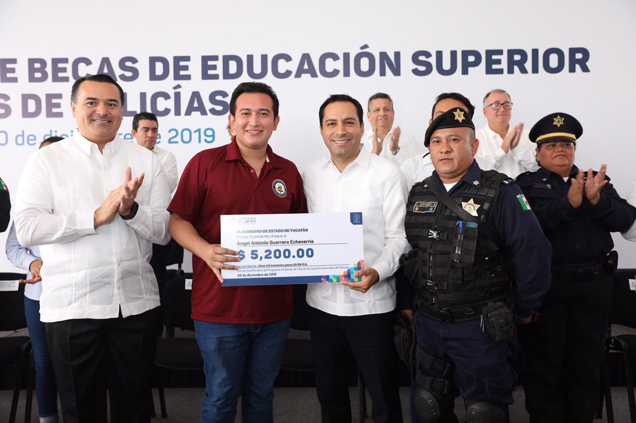 Entrega Mauricio Vila becas  a hijos de agentes de la Policía de Mérida