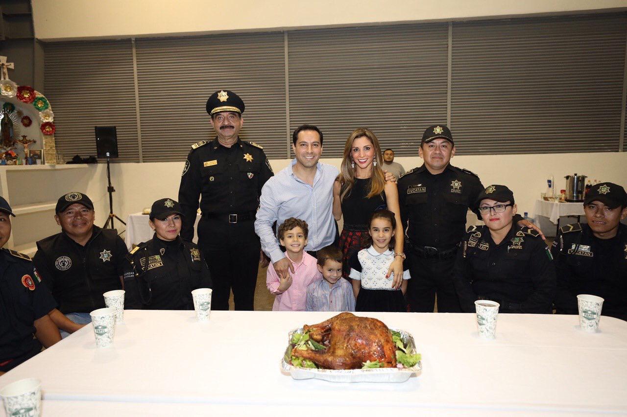 Mauricio Vila se reúne con policías yucatecos en Nochebuena