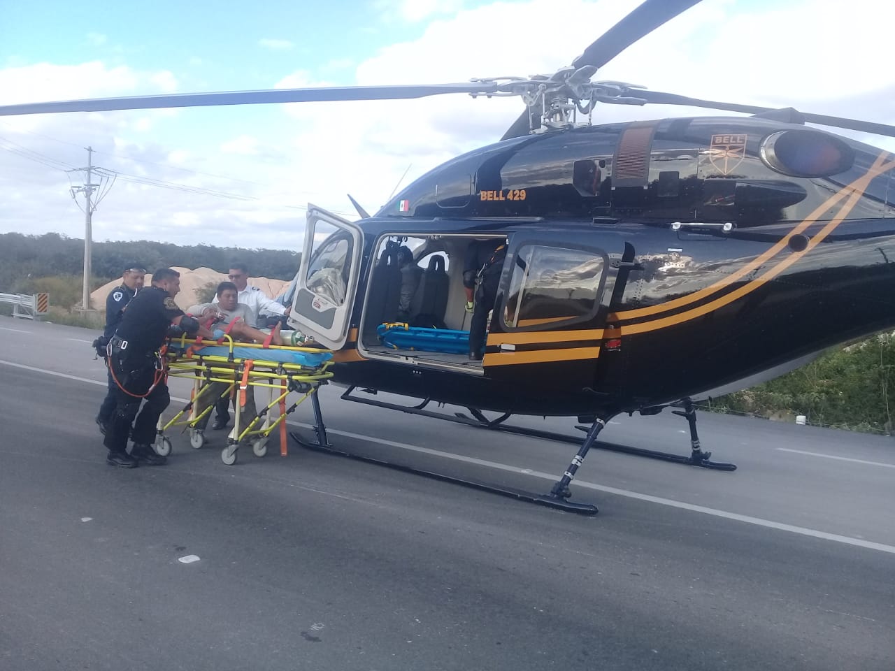 Trasladan en el nuevo helicóptero de la SSP a dos adolescentes graves