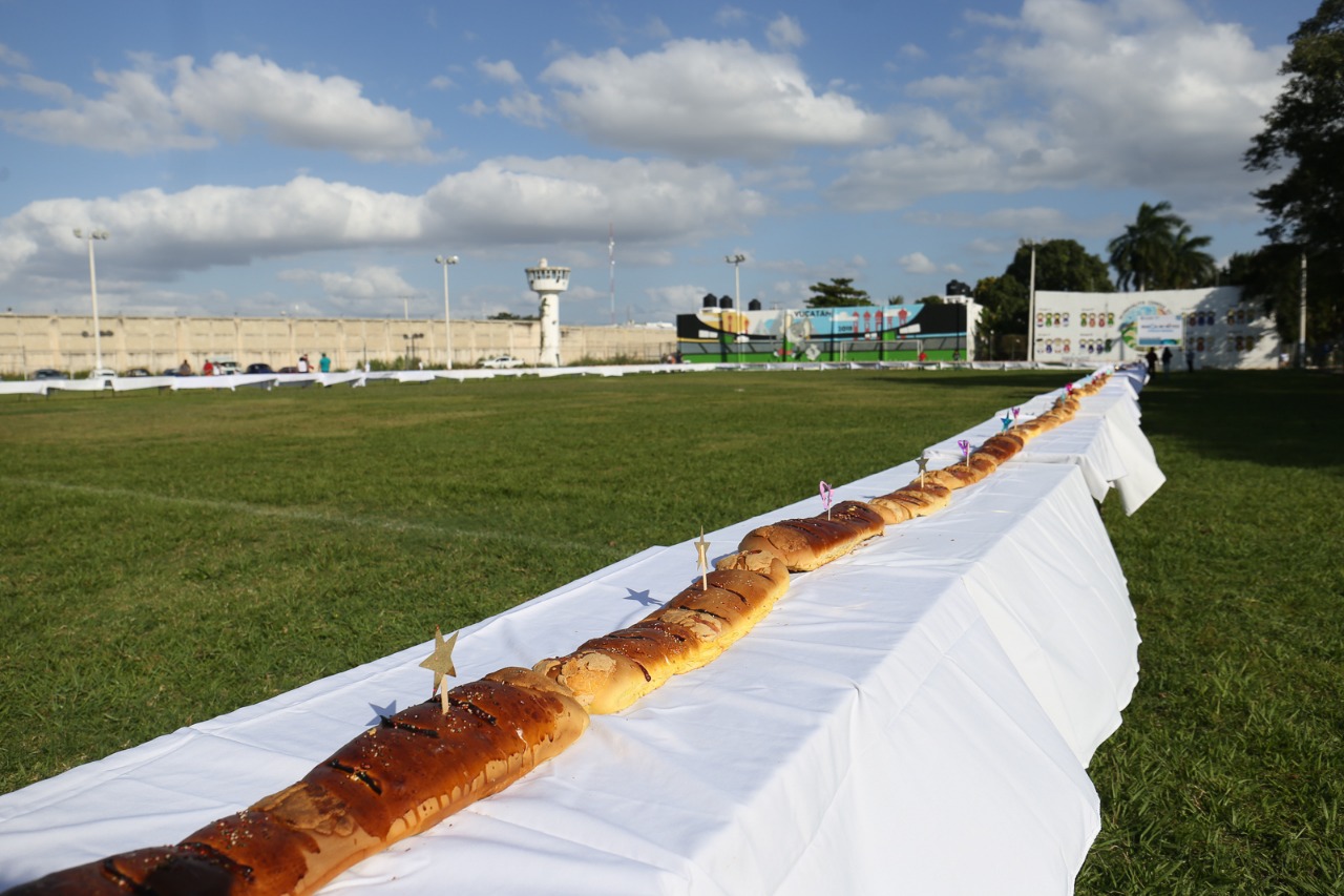 Cortan Mega Rosca en el Cereso de Mérida para celebrar Día de Reyes