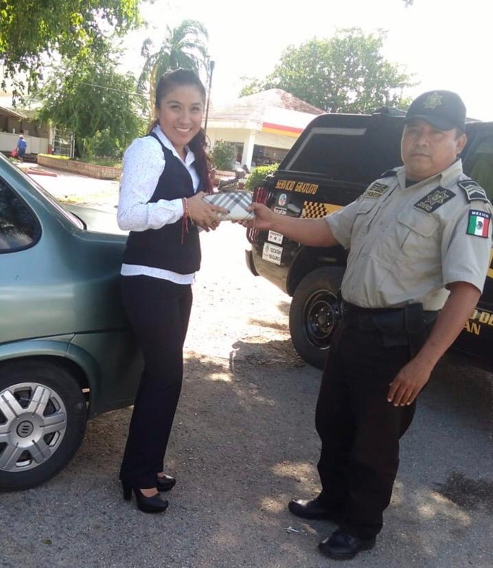 Olvida la cartera sobre la cajuela de su auto y un policía honesto se la guarda