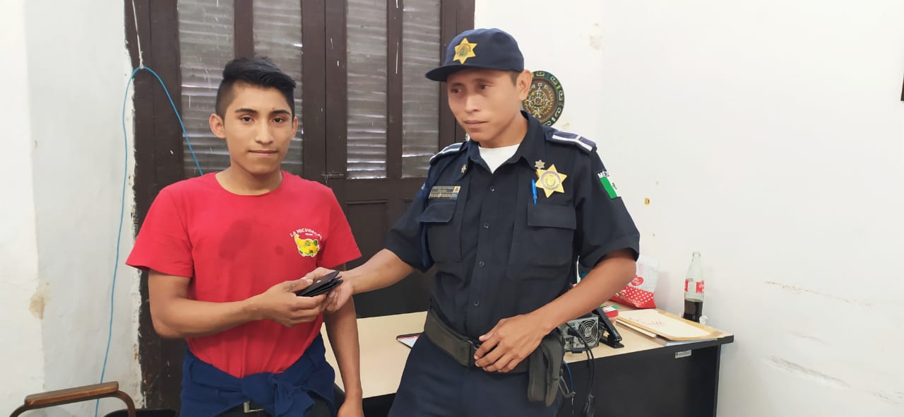 Meridano honesto halla una cartera con $6,000 y la entrega a la Policía