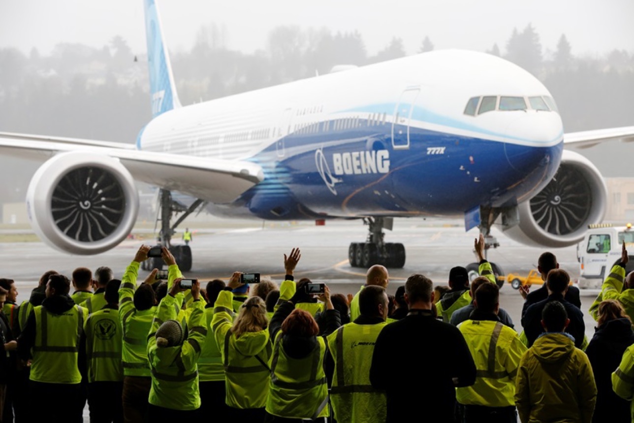 El avión bimotor más grande del mundo completa con éxito su primer vuelo