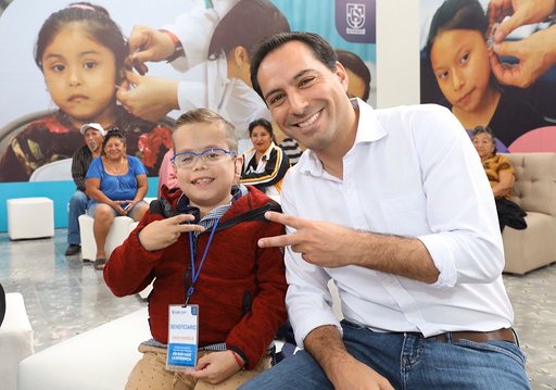 Mauricio Vila entrega aparatos de audición a personas con problemas auditivos