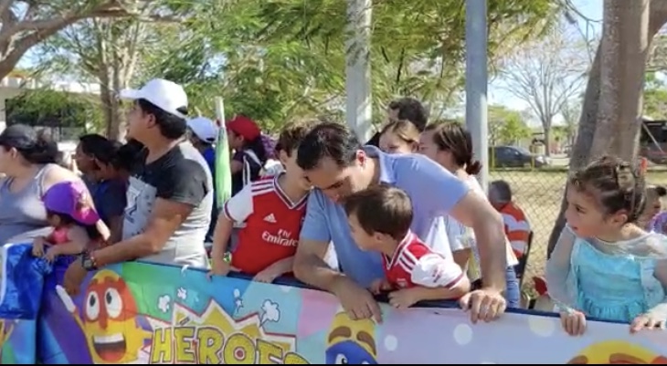 Mauricio Vila convive con las familias yucatecas en la última jornada del Carnaval