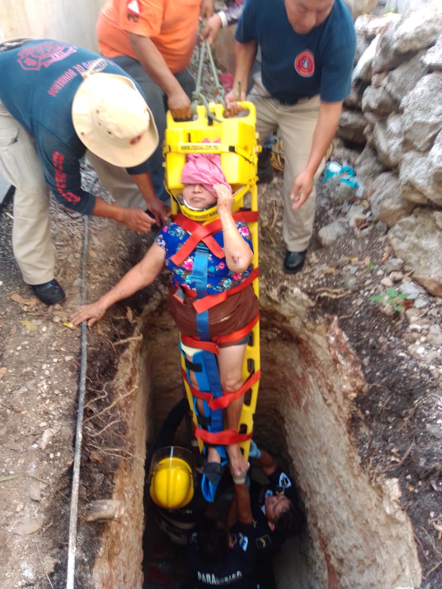 Rescatan a sexagenaria que cayó a un sumidero en Temozón