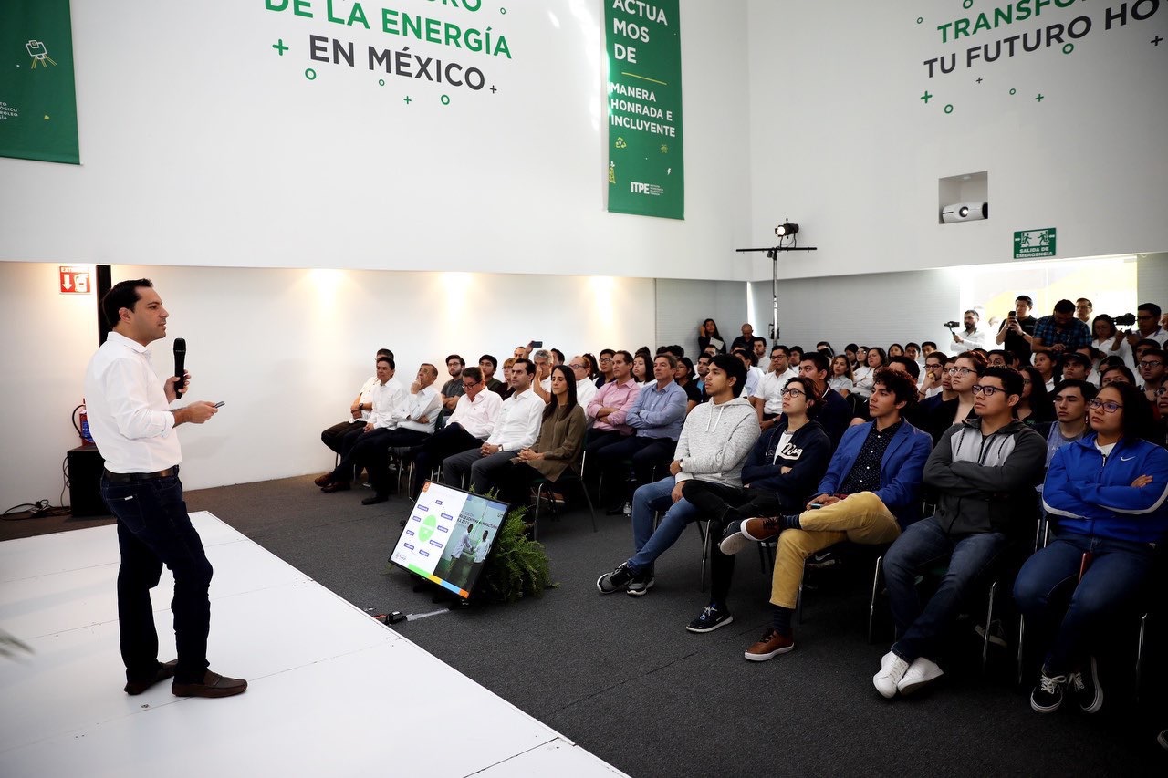 Se reúne Mauricio Vila con estudiantes del Instituto Tecnológico del Petróleo