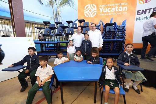 Mauricio Vila entrega mobiliario para escuelas públicas de Yucatán