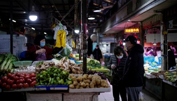 Reabren mercados en China que siguen vendiendo murciélagos, perros y otros animales vivos