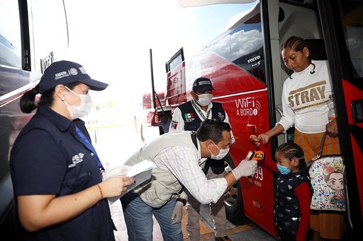 Supervisa Mauricio Vila el filtro sanitario instalado en la Terminal ADO