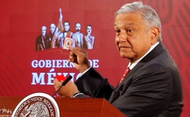 Presume López Obrador sus amuletos contra el coronavirus