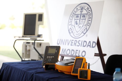 Gobierno del Estado recibe  ventilador mecánico de la Universidad Modelo