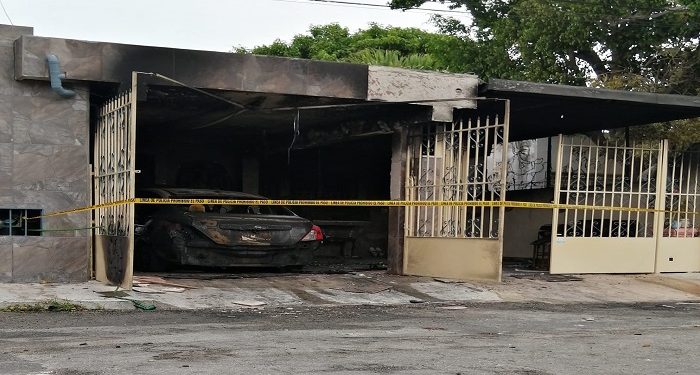 Incendian auto de enfermera meridana